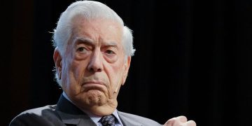 Vargas Llosa espera que presidencia de Petro en Colombia sea solo "un accidente"