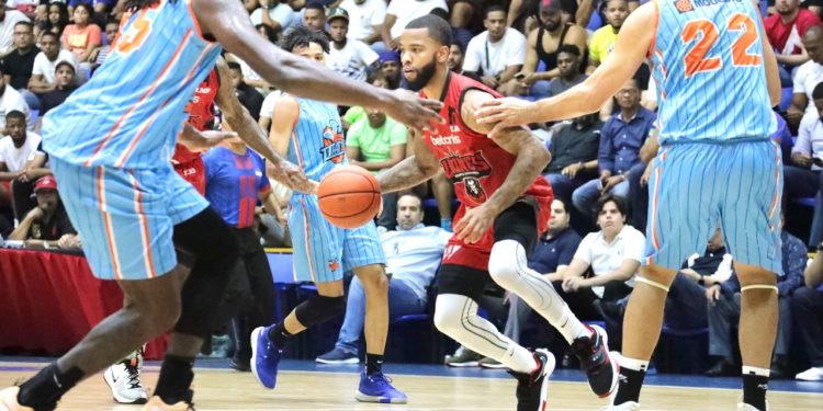 Leones se anotan primer triunfo de la semifinal ante Titanes