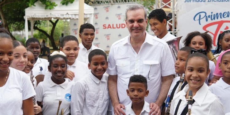 Abinader asegura ayudas sociales buscan mitigar efectos locales de crisis internacional