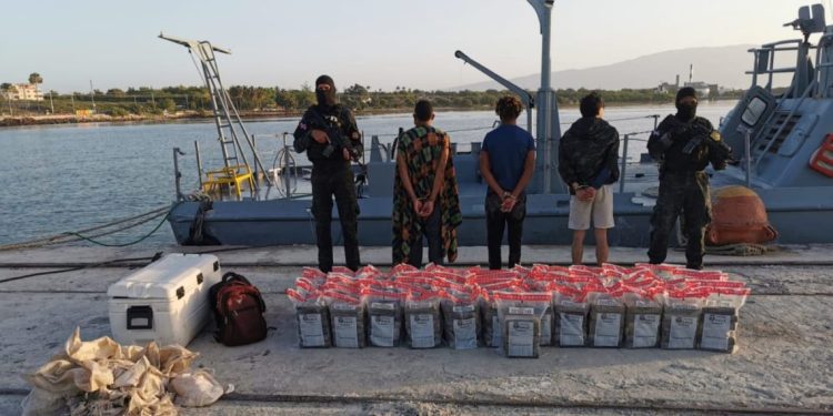 Autoridades apresan 3 y se incautan de 359 paquetes de cocaína en Barahona