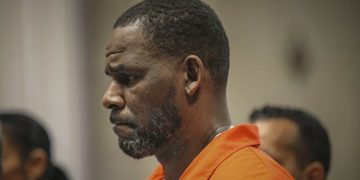 R. Kelly sigue bajo vigilancia de suicidio en la prisión tras su condena