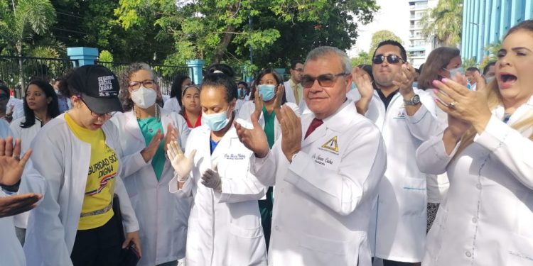 Médicos marchan hacia el Palacio Nacional en reclamo de mejoras