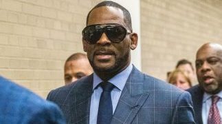 R. Kelly vuelve a Chicago para juicio por pornografía infantil