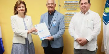 Vicepresidenta recibe certificado garantía reparación de techos y otras obras en Hospital Darío Contreras