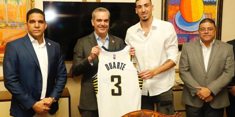 Presidente Abinader recibe a basketbolista Chris Duarte