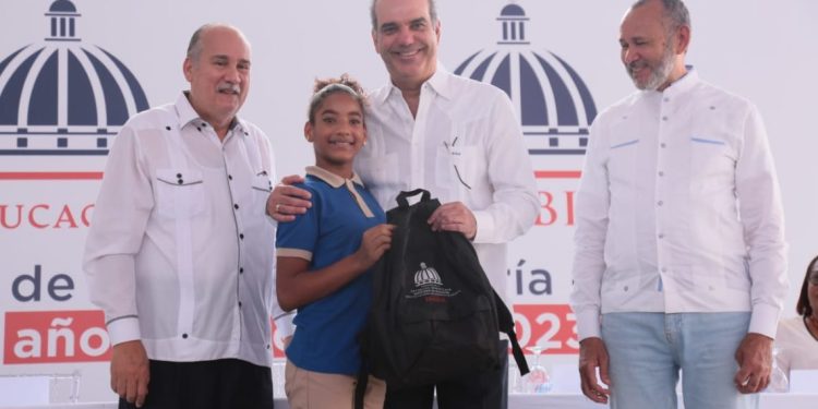 Abinader encabeza inicio de entrega de útiles escolares que beneficiará a más de 600 mil estudiantes