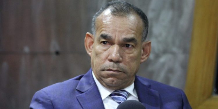 Alburquerque presenta traumas y contusiones, según certificado médico, aplazan conocimiento coerción