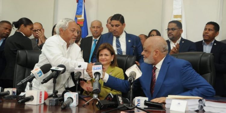 Ángel Hernández asume como ministro de Educación