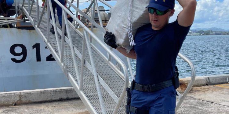 Incautan un alijo de cocaína y arrestan a 8 dominicanos en aguas de PR