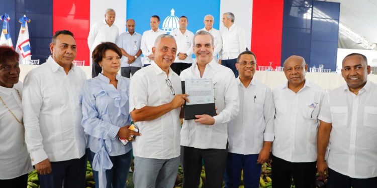 Abinader entrega 535 nuevos títulos en Majagual, Monte Plata