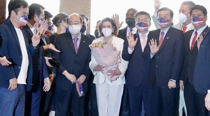 Pelosi abandona Taiwán tras una visita que ha indignado a Pekín