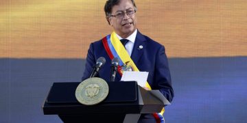 Petro: “Convocamos a todos los armados a dejar las armas”