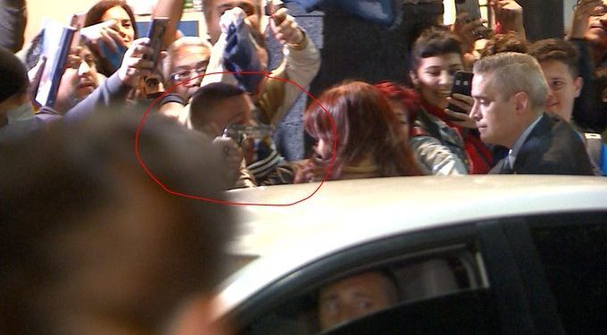 Detienen hombre que apuntó con un arma a expresidenta Cristina Fernández