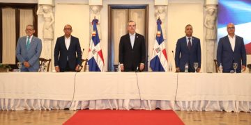 Abinader encabeza lanzamiento de la aplicación móvil Bacheo 24/7