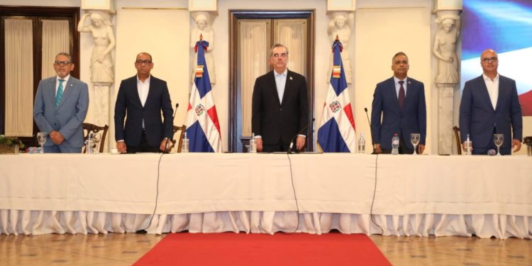 Abinader encabeza lanzamiento de la aplicación móvil Bacheo 24/7