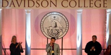 Curry ingresa al HOF de Davidson College