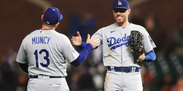 Urías domina a San Francisco y Dodgers llegan a 100 victorias