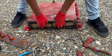 Ocupan 13 paquetes presumiblemente de cocaína escondidos debajo de buque