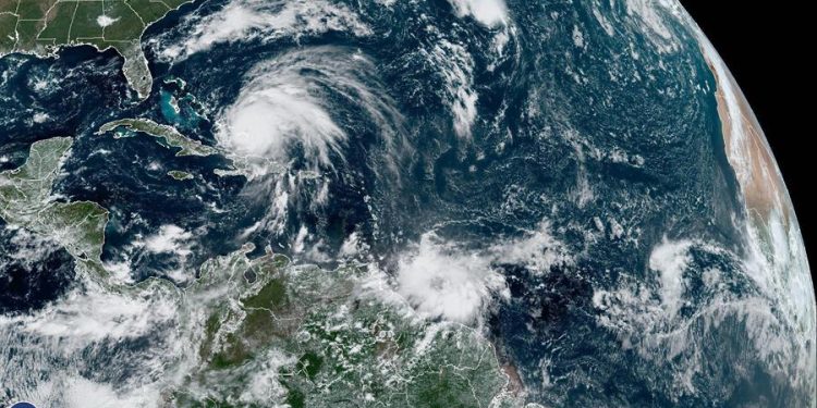 Se forma la depresión tropical 8 en el Atlántico y Fiona sigue como huracán mayor