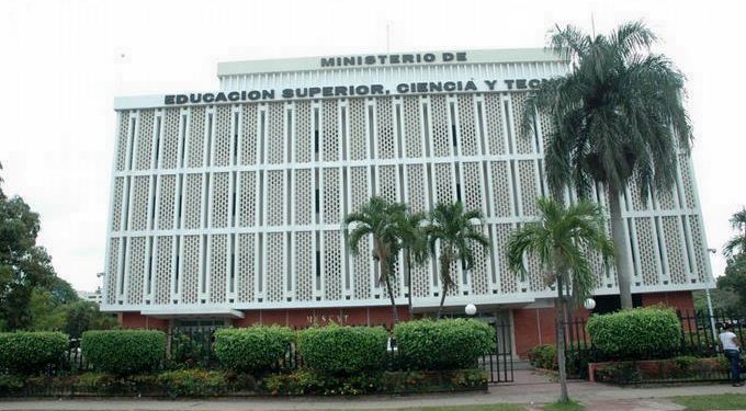 Mescyt ordena la suspensión de la docencia en todas las universidades por Fiona