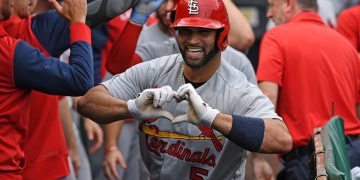 Cardenales remontan de la mano de Pujols y su histórico HR #697