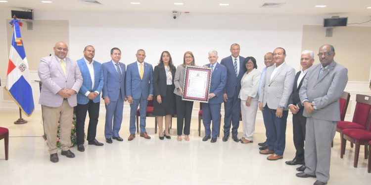 El Senado de la República reconoce a Olga Lara por su trayectoria artística