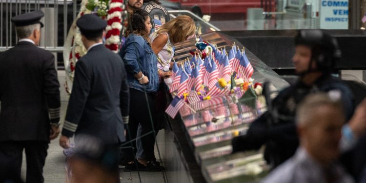 Personas acuden al ceremonial por 21 aniversarios víctimas 11 de septiembre del 2001