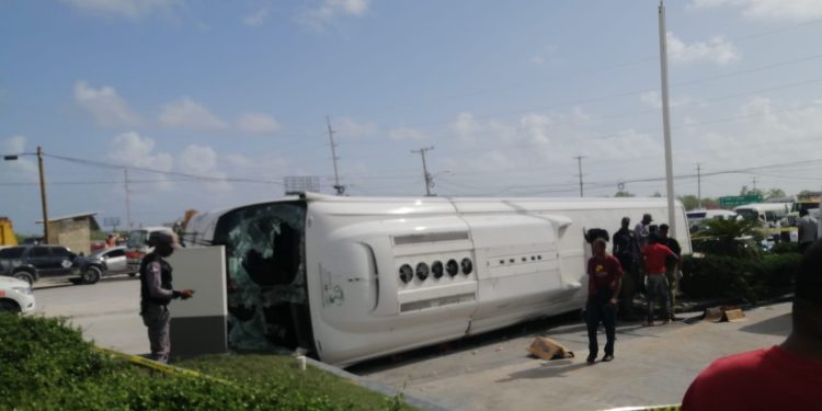 Dos muertos y al menos 20 heridos en accidente en Boulevard Turístico del Este en Bávaro