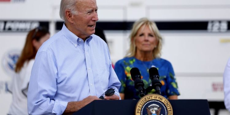 Biden recorre Florida devastada por el huracán Ian