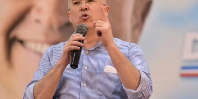 Domínguez Brito reconoce el resultado de la consulta ciudadana que favorece a Abel Martínez