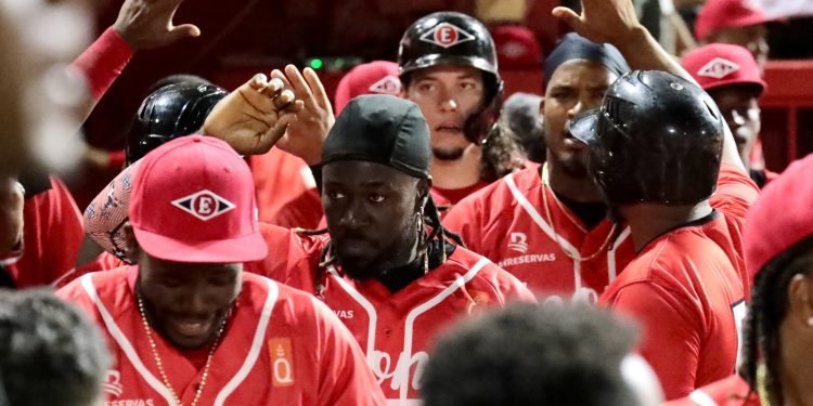 Escogido logra primera victoria; Tigres truenan frente a Toros; Águilas superan a Estrellas