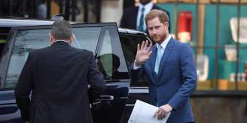 Elton John y el príncipe Enrique acusan al Daily Mail de violar su privacidad