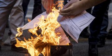 Queman facturas de la energía en Roma en protesta por los altos precios