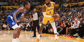 Clippers le dan a Lakers y Milwaukee a Filadelfia en únicos dos juegos NBA