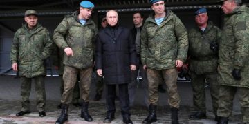 Putin visita movilizados cerca de Moscú y dispara un fusil de francotirador