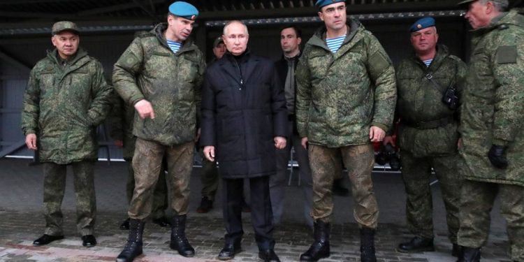 Putin visita movilizados cerca de Moscú y dispara un fusil de francotirador