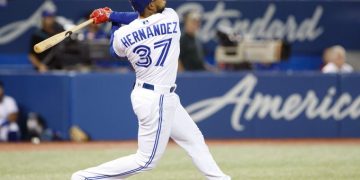 Teóscar pega dos jonrones, Pujols da el 702, Padres clasifican