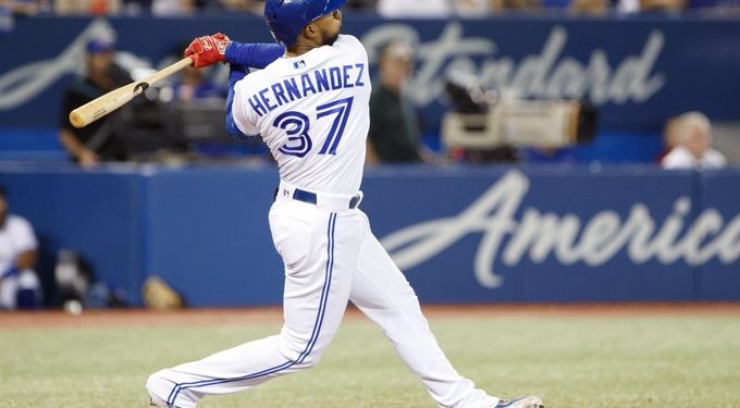 Teóscar pega dos jonrones, Pujols da el 702, Padres clasifican