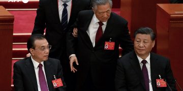 Xi Jinping afianza su poder en un Congreso en el que el expresidente Hu Jintao es obligado a abandonar la sala antes de las votaciones
