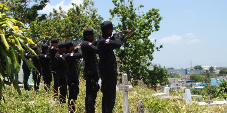 PN junto a familiares da el último adiós al mayor Mercedes Sierra