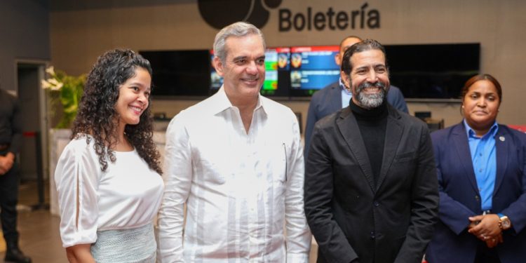 Presidente Abinader asiste a gala premiere de nueva película dominicana "Rango de Honor"