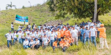 Ministerio Administrativo de la Presidencia siembra más de 4,000 pinos en cerro de Piedra Blanca
