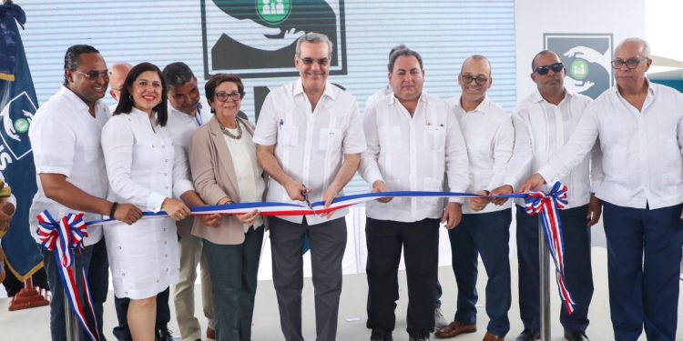 Presidente Abinader entrega remozado hospital de Villa Tapia, inaugura sede de INFOTEP especializada en turismo y centros comunales