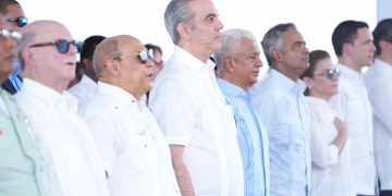 Presidente Abinader entrega certificados a 416 nuevos conductores vehículos pesados.