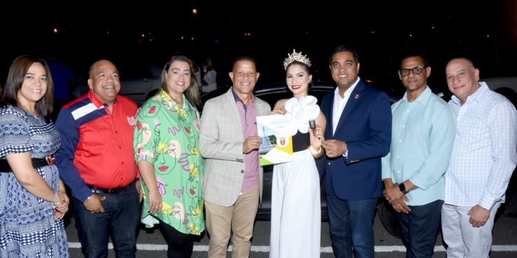 Alcalde Kelvin Cruz entrega aportes por RD$ 2.0 millones a las reinas del Carnaval Vegano 2023.