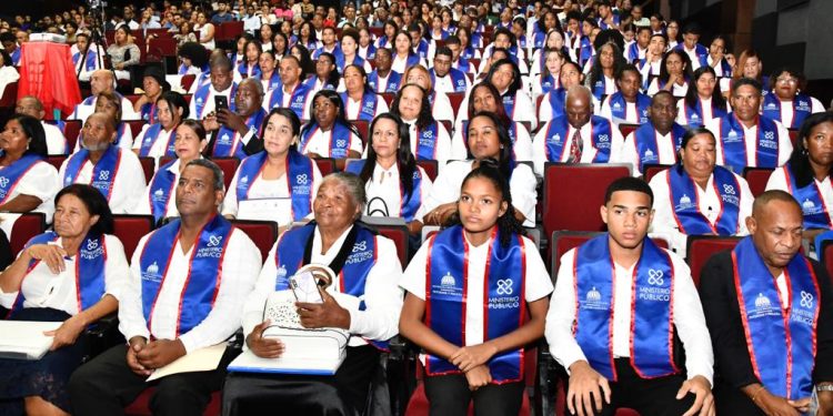 Interior y Policía y Ministerio Público gradúan a 262 líderes comunitarios de Azua y Barahona