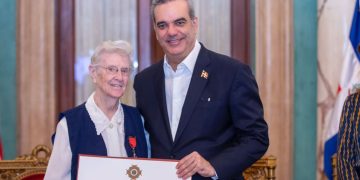 Presidente Abinader condecora a misioneras Lenore Gibb, María Tiner y Joan Eileen Tinkess con la Orden Heráldica de Cristóbal Colón y la Orden del Mérito de Duarte, Sánchez y Mella