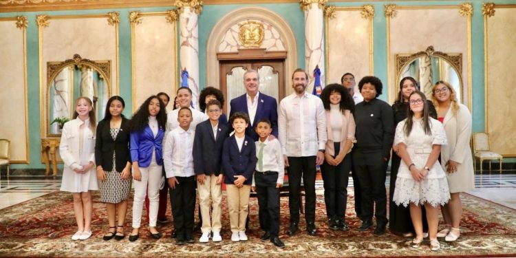 Presidente Abinader recibe a estudiantes meritorios hijos de dominicanos en el exterior