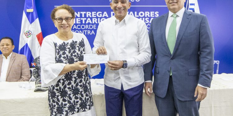 La Procuraduría entrega a instituciones que luchan contra las drogas más de RD$391 millones decomisados en casos de lavado de activos