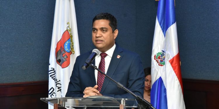 Kelvin Cruz descalifica a Leonel Fernández para hablar de compras de alcaldes.